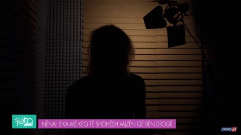 “Nganjëherë e ndihmoj edhe vetë të bëjë shiringën”, 17-vjeçarja drogohet, nëna rrëfen dramën në familje