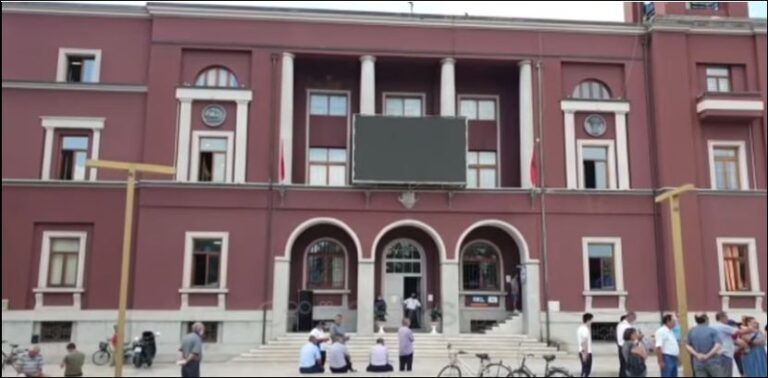 Durrës, banorët protestë para bashkisë, kaos dhe pasiguri për dëmshpërblimet