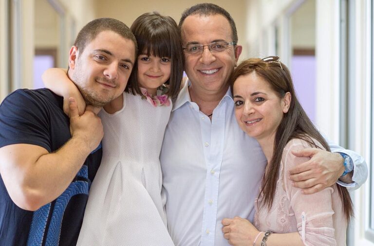 Ardit Gjebrea i emocionuar, shoqëron vajzën për në shkolllë