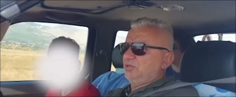 Me orë pritje në Kakavijë, babai: Kam fëmijën e sëmurë po qëndroi shumë në diell pëson kriza