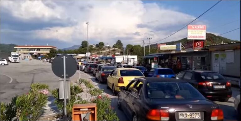 Kakavija vijon të mbetet e bllokuar, mbi 4 orë pritje për të kaluar kufirin