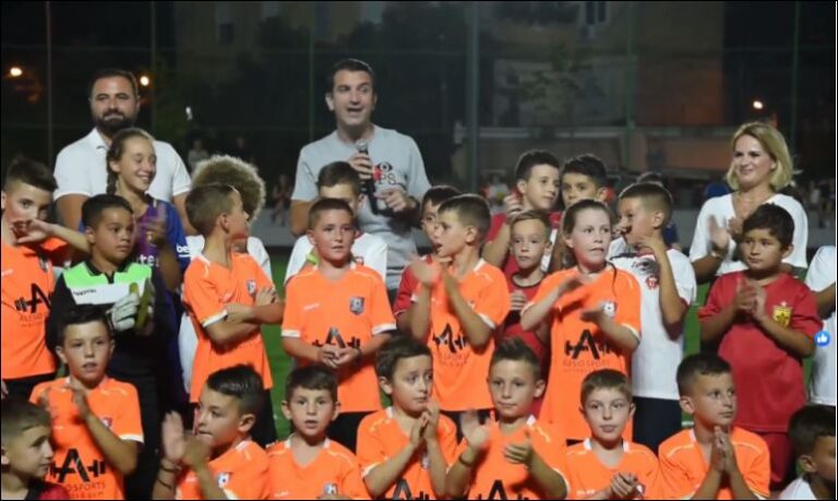 VIDEO/ Lapraka me fushë të re futbolli, Veliaj e përuron: Të gjithë thoshin do bëhet pallat, por këtu do rrisim…