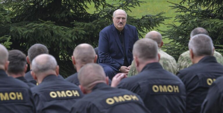 Presidenti Lukashenko me kallashnikov në dorë (VIDEO)