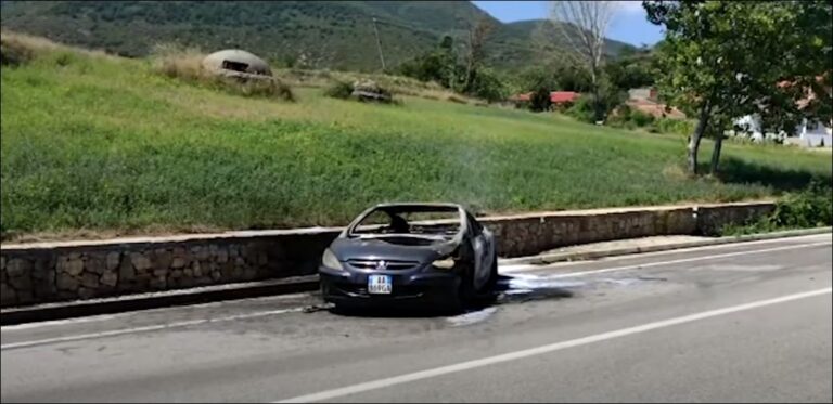 Pogradec, shkrumbohet nga flakët automjeti tip ‘Peugeout’, shpëton mrekullisht drejtuesi