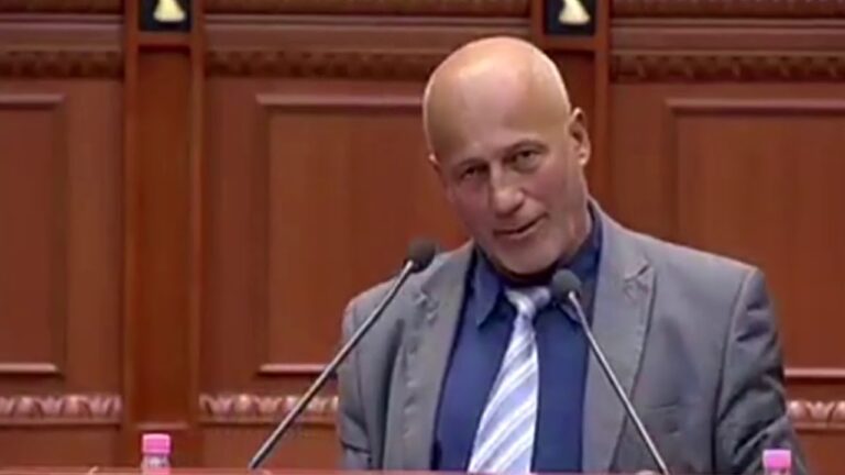 Në rini “çmendi” vajzat me uiski, deputeti i thur vargje vetes: Shiu ishte lot për vendlindjen