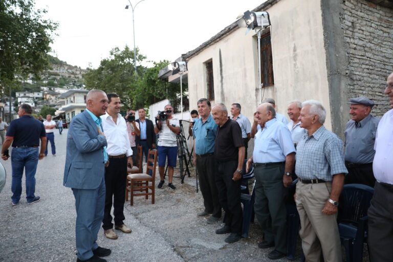 Presidenti Meta vlerëson në Derviçan tre personalitete të minoritetit grek