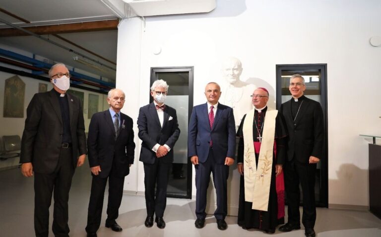 Presidenti Meta: Papa Gjon Pali II do të kujtohet si Papa që mbajti gjallë shpresat dhe besimin te Zoti