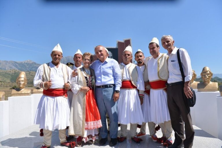 Presidenti Meta vizitë në memorialin e Besëlidhjes së Mesaplikut