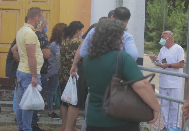Dyndja e familjarëve të pacientëve, QSUT: Nuk lejohen vizitat. Të sëmurët po trajtohen shumë mirë nga stafi