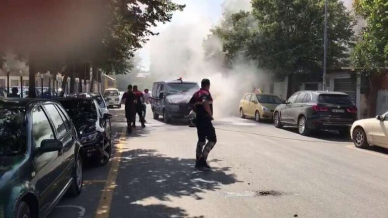 Tiranë, makina merr flakë në ecje e sipër te rruga e Durrësit