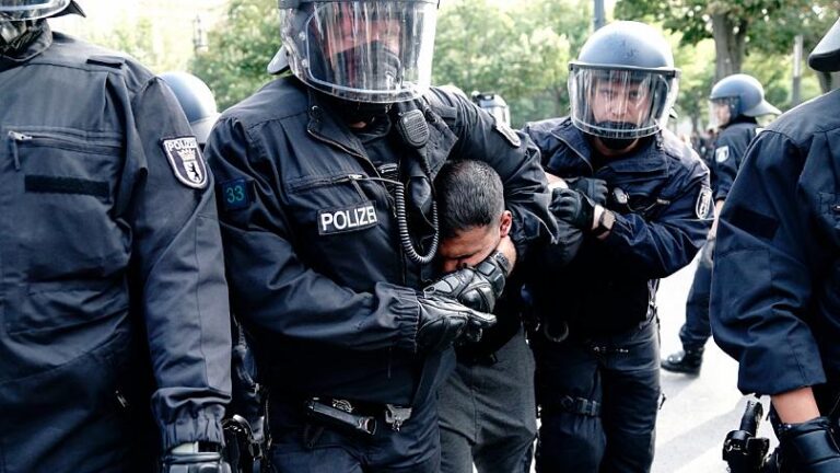 Gjermani: Protestuesit tentojnë të hyjnë në parlament, i ndalon policia