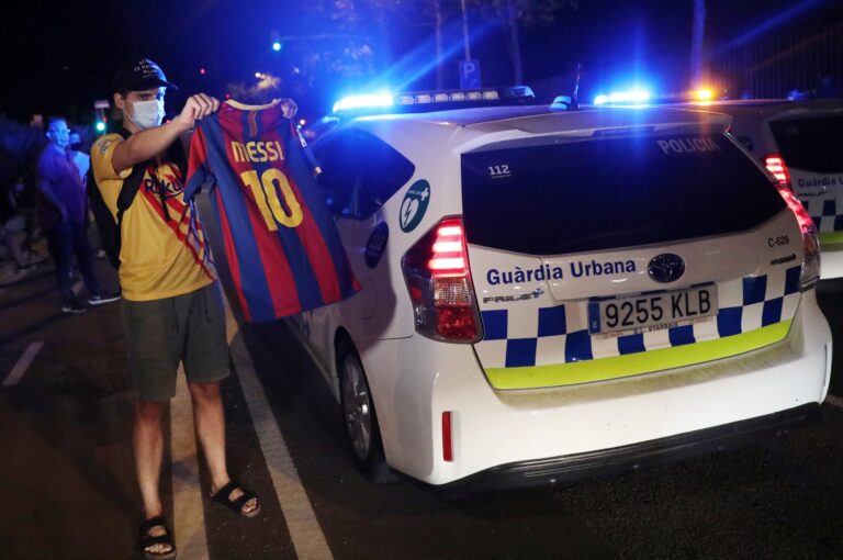 Përshkallëzohen protestat e tifozëve të Barcelonës për Messin (VIDEO)