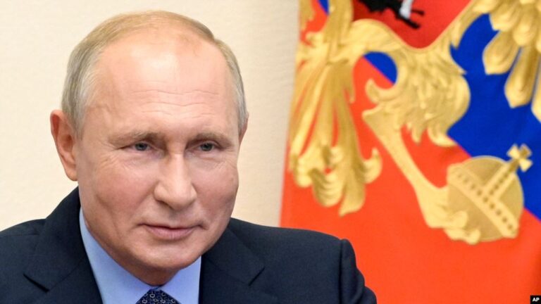 Rusia nxjerr vaksinën kundër koronavirusit, vajza e Putinit ndër të parat që e provon