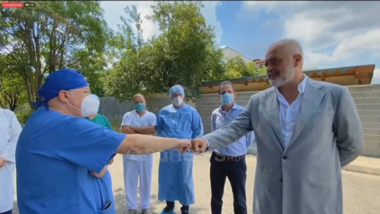 Rama pa maskë përballë mjekëve, mjeku Kalo e thumbon