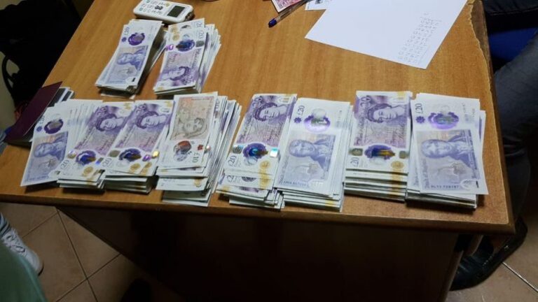 Sekuestrohen afro 42 mijë paund te padeklaruara në Rinas