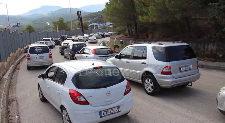 Situatë e rënduar në Kakavijë: Mbi 10 km radha në pritje, pala greke pezullon punën