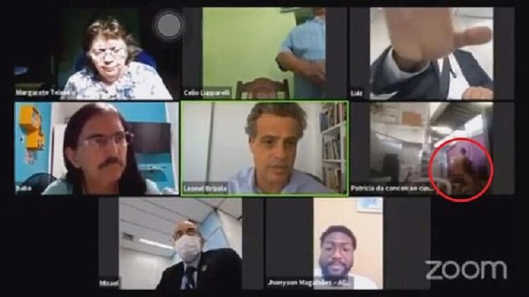 Harroi kamerën ndezur live, anëtari i partisë kapet duke kryer marrëdhënie intime (VIDEO)