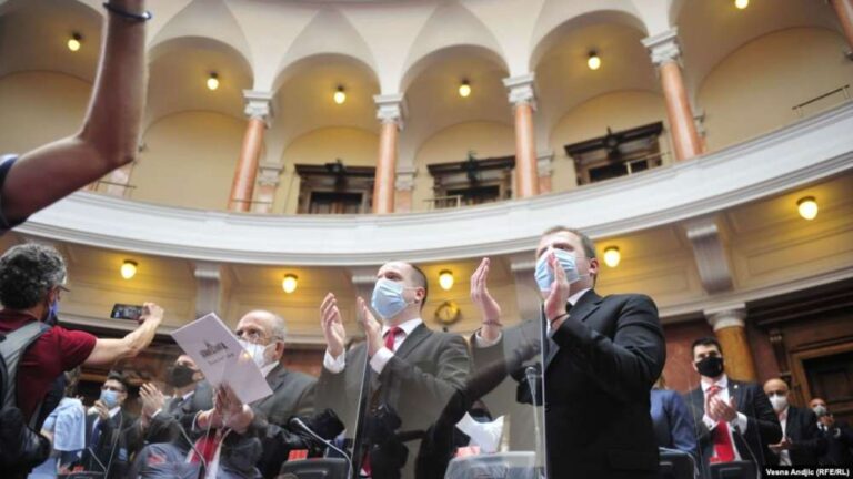 Kuvendi i Serbisë konstituohet mes protestave
