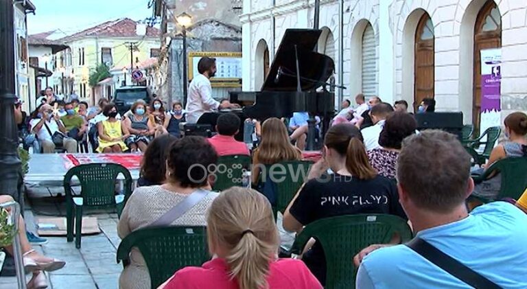 Rikthim në këngët shkodrane, muzikanti Robert Bisha koncert me piano në zonën muzeale