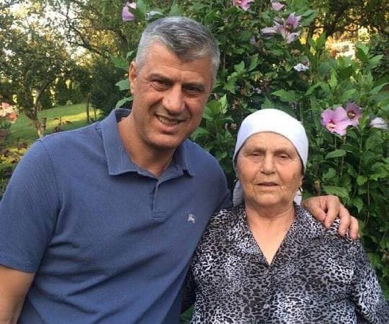 8 dekada mbi supe/Thaçi urim nënës për datëlindje: I lumtur që përjetoi pavarësinë e Kosovës