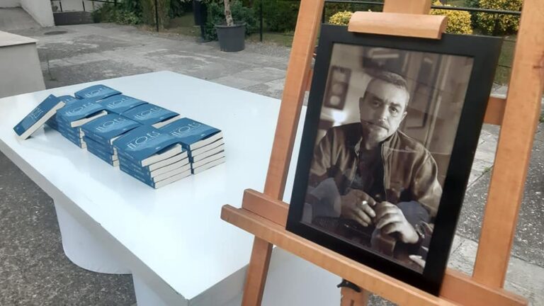 Në kuadrin e pervjetorit të parë të ndarjes, në verandën e Hotel Sheraton u promovua sonte libri “Në emër të Noes”, i Fatos Baxhakut