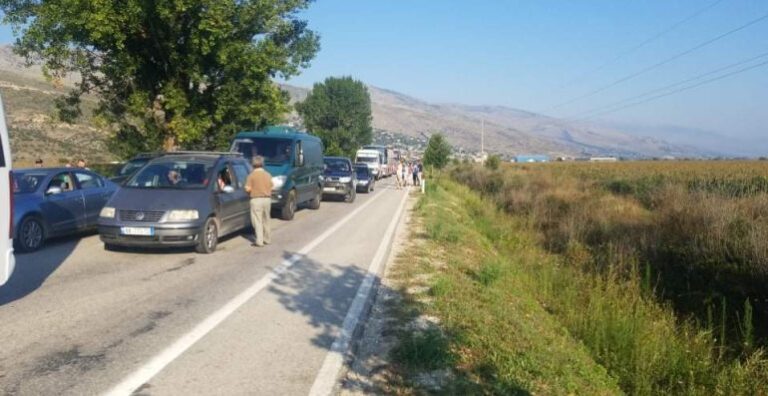 Kaos në doganën e Kakavijës prej 2 ditësh! Radha e makinave deri në 10 km