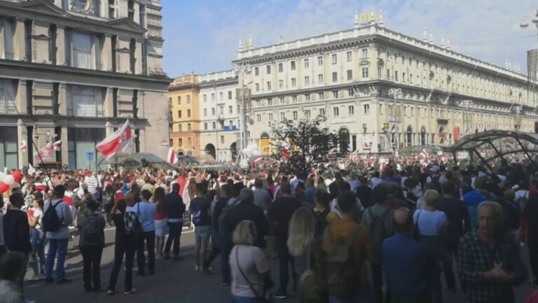 Protestat në Bjellorusi, Lukashenko sërish me kallashnikov