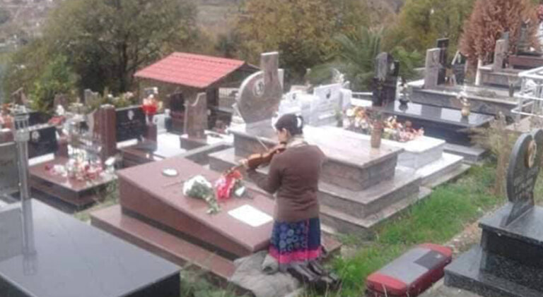 E kishte lënë amanet, shqiptarja vjen nga Italia për të luajtur violinë tek varri i nënës