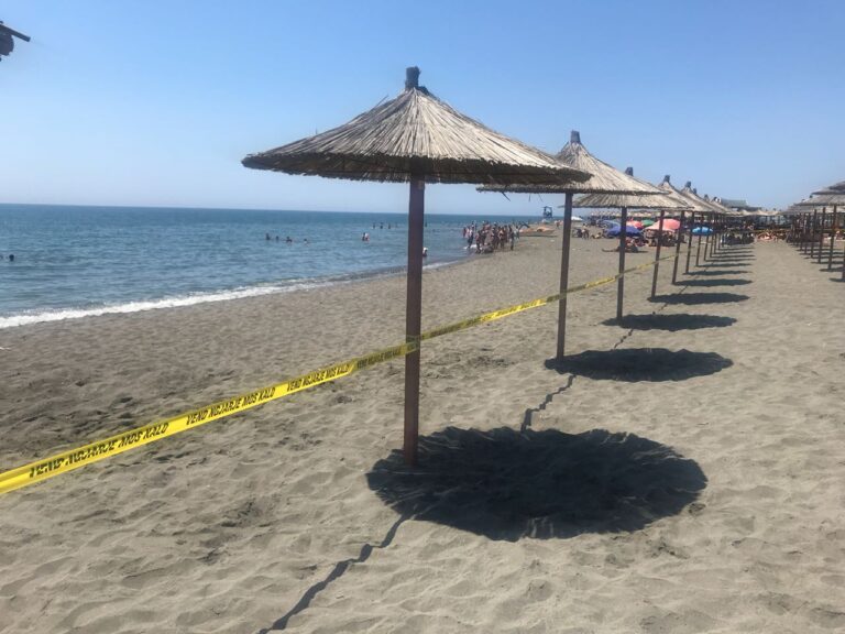 Pushuesit në Velipojë dalin në protestë: Plazhi s’ka roje
