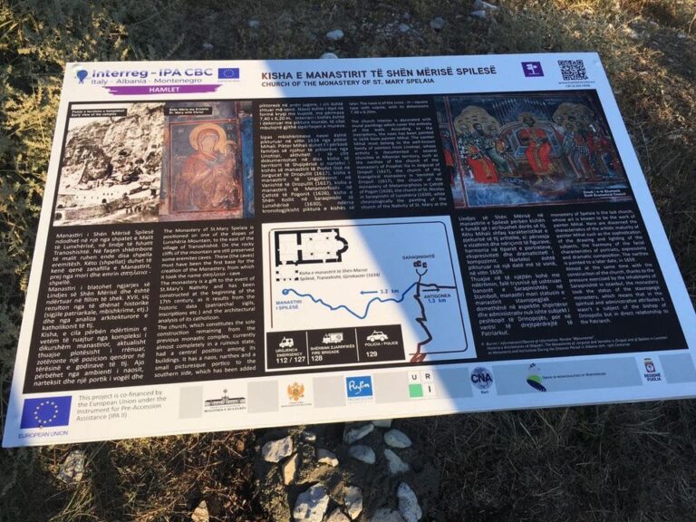Atraksionet turistike në Gjirokastër, tabela informuese në shqip-anglisht
