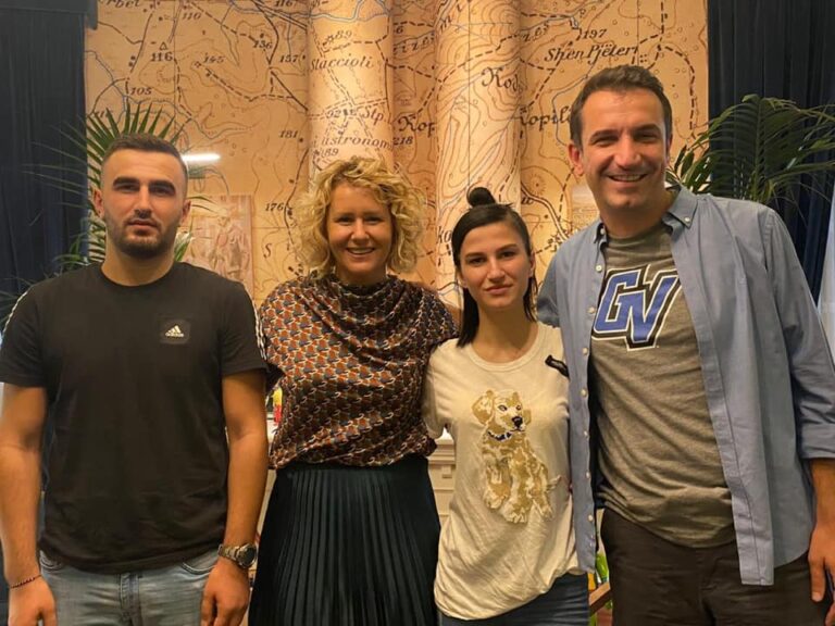 Bursa studimi, Veliaj takon dy fëmijët e Ziver Veizit të vrarë në protestën e 21 Janarit