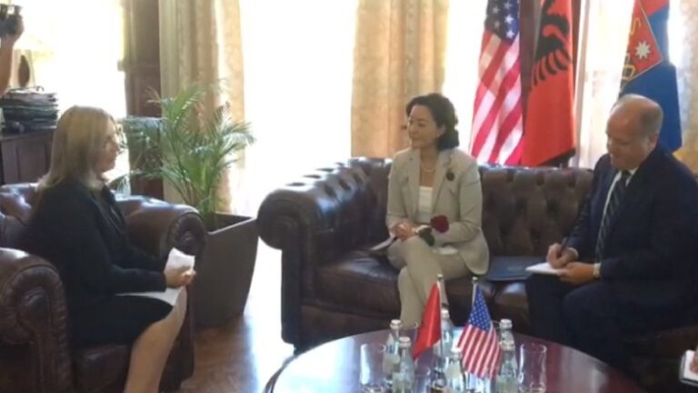 E vetmja kryebashkiake e PD në detyrë, Yuri Kim mbërrin në zyrën e Ademit