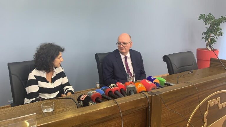 Mesazhi i ambasadorit britanik për mazhorancën: Marrëveshja e 5 qershorit nuk duhet të ndryshojë