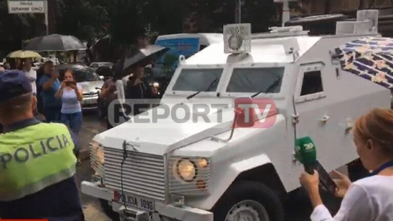 Elbasan/71-vjeçari mbyllet në shtëpi, mbërrijnë forcat Anti-ekploziv