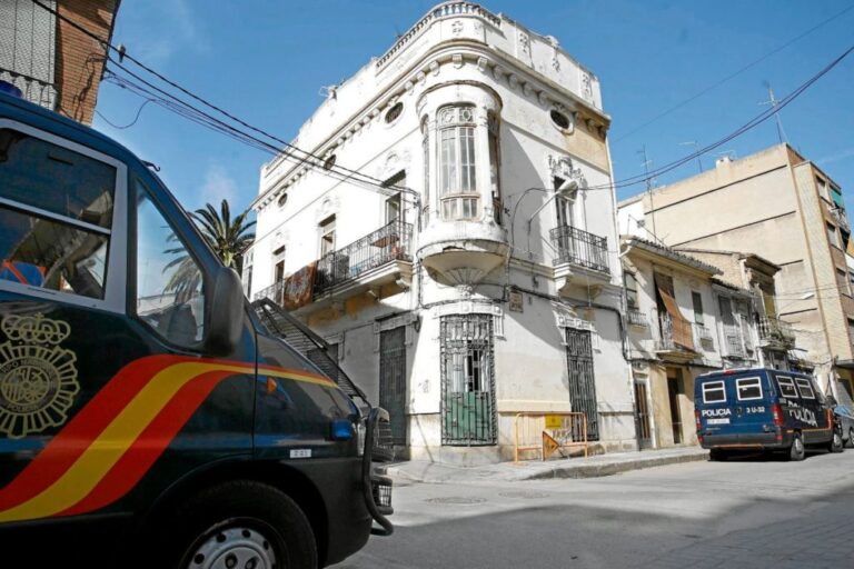 Lidhur me zinxhirë për shtylle, zbulohet banda që mbante peng dy shqiptarët
