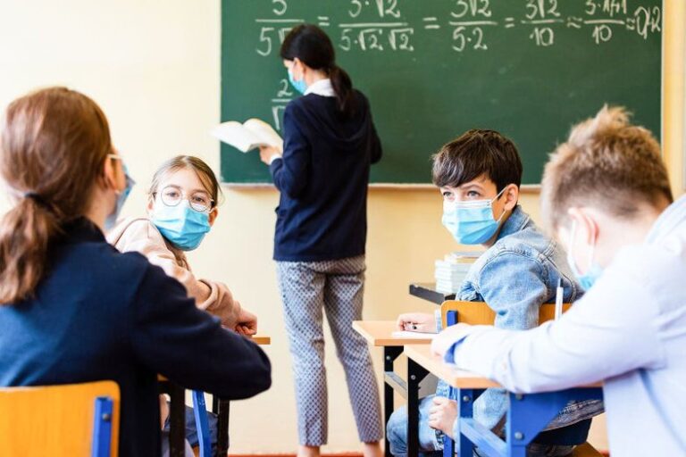 “Nuk pashë një nxënës të lante duart”: Rrëfimi i një mësueseje pas kthimit në shkollë