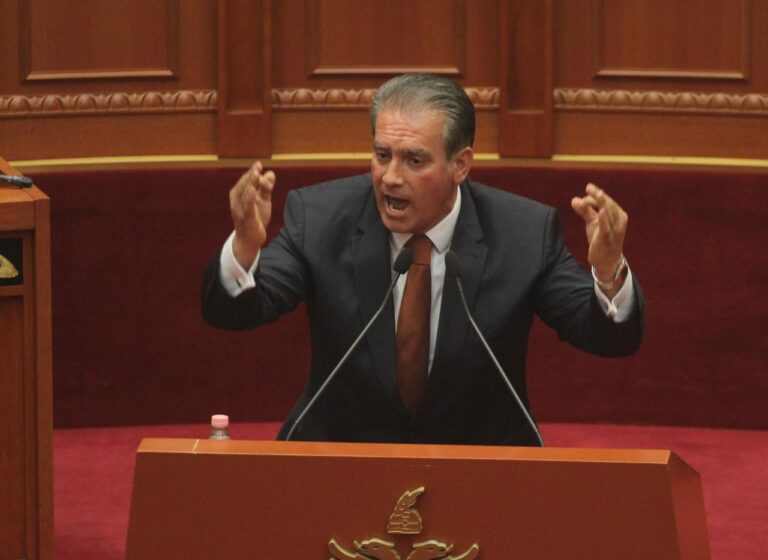Kundër shkarkimit, Alimadhi thirrje kolegëve të opozitës: Mos u përdorni. PS vijon të tregojë egërsinë e saj