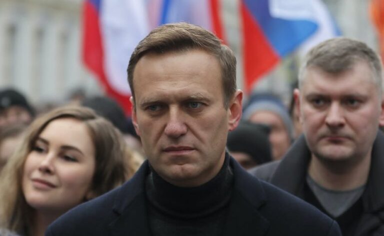 Helmimi, Navalny thirrje Moskës: Më jepni rrobat, janë prova të rëndësishme