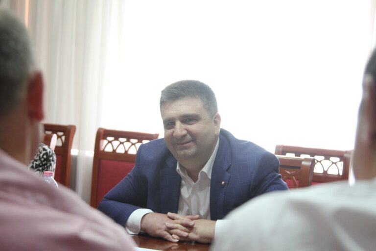 Kryebashkiaku socialist i Fierit pranon skandalin e ndotjes së Gjanicës