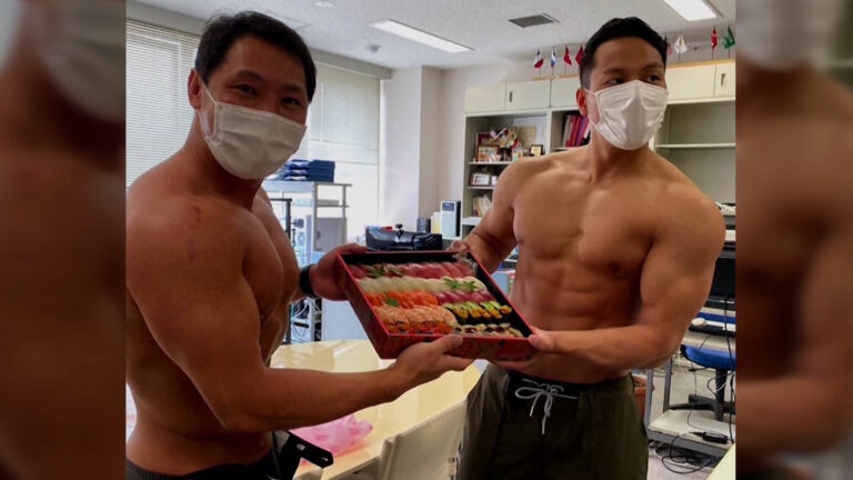 Restoranti japonez punëson bodybuilding për të shpërndarë sushi