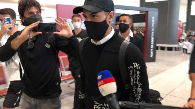 Blerja më e re e Milanit nga Reali mbërrin në aeroport