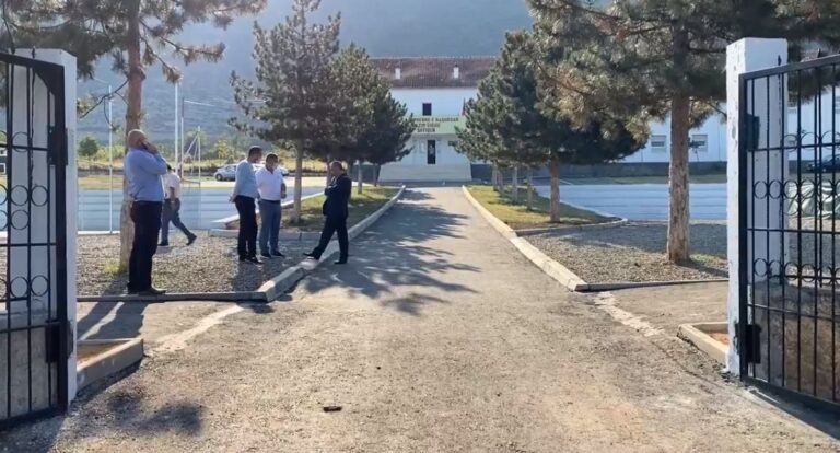 Gjici inaguron terrenet e reja sportive në shkollën e mesme ”Qazim Shehu” (VIDEO)