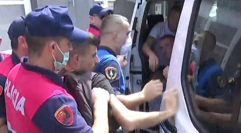 Protesta, shoqërohet aktivisti Arben Kola dhe pedagogu Arlind Qori