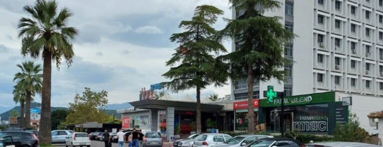 Të rinjtë konfliktohen me leva në Elbasan