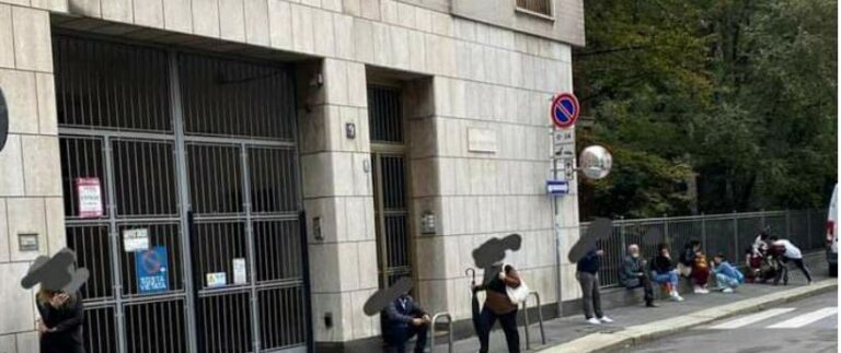 Radhë të gjata emigrantësh në Konsullatën Shqiptare në Milano, ankesa për vonesë