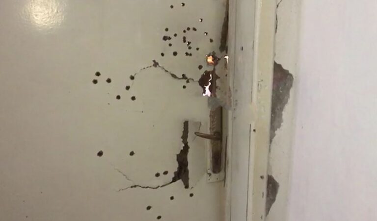 Shtëpia e 71-vjeçarit, mure të bëra shoshë nga plumbat dhe dyer të shkatërruara (FOTO)
