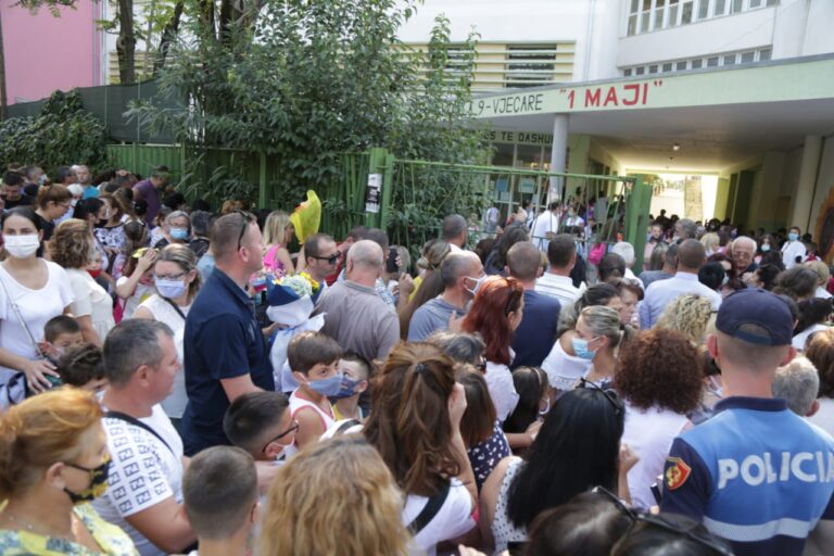 Shkollat, vatrat e reja  në vend. Ja sa mësues dhe nxënës janë infektuar me coronavirus