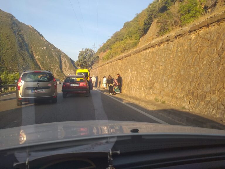 Tre makina përfshihen në një aksident në Elbasan, dyshohet për disa të lënduar (Foto)