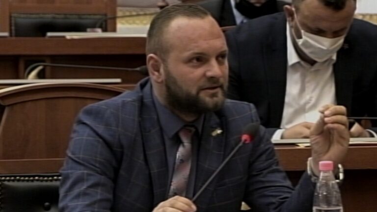 Halit Valteri: Shqiptarët kanë nevojë për hapje listash dhe jo për klounë politikë
