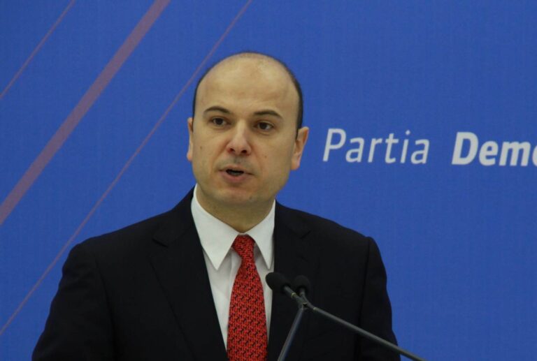 PD dorëzon në SPAK tre padi penale për Blendi Klosin dhe Tërmet Peçin